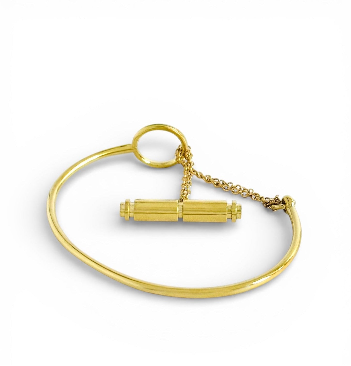 "18k yellow gold toggle bracelet with signature motif"